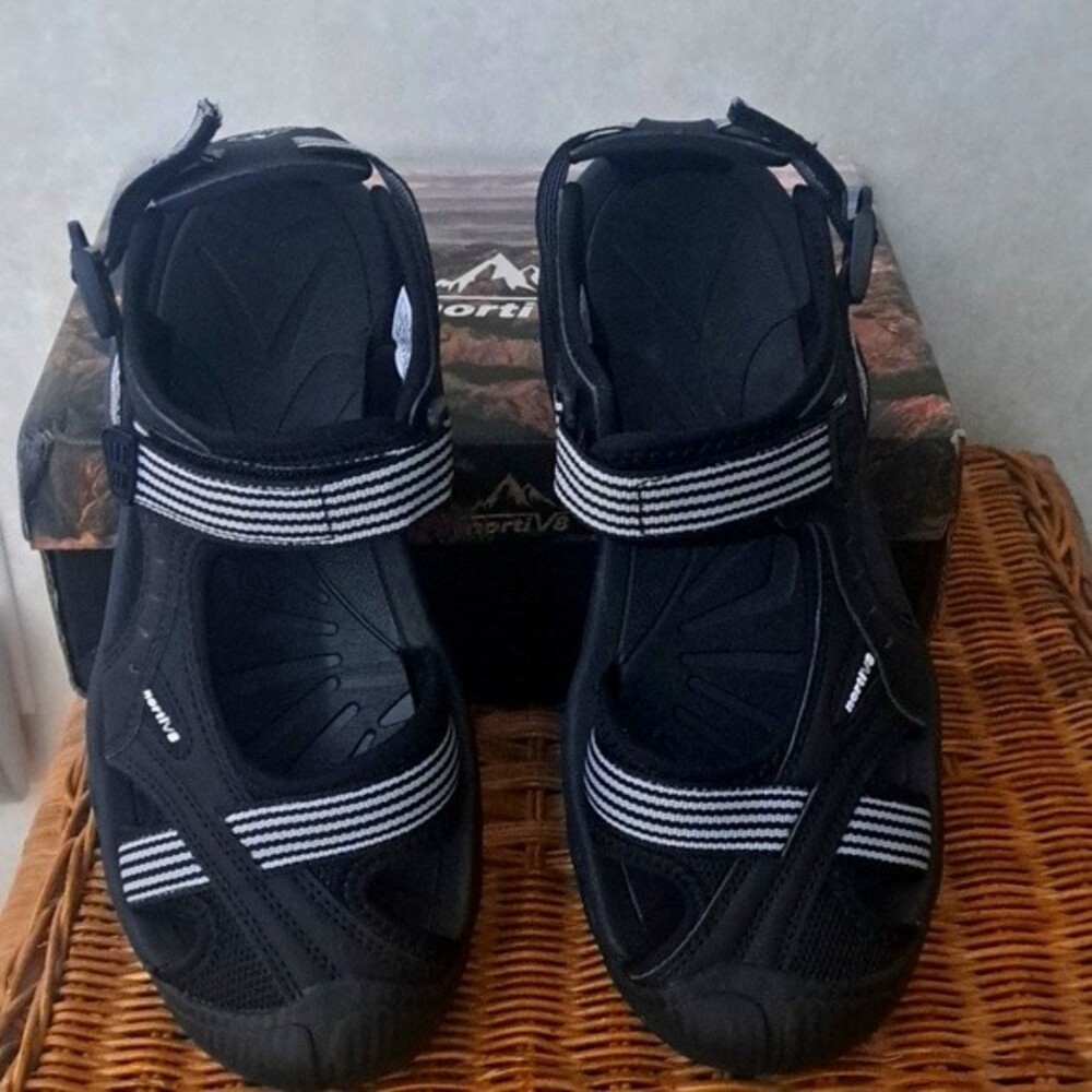 SIZE 9     NORTIV 8 SPORT SANDALS.